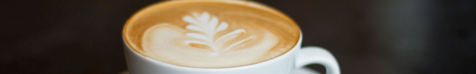 Cappuccino in einer Café-Franck-Tasse – Originalfoto des Cafés
